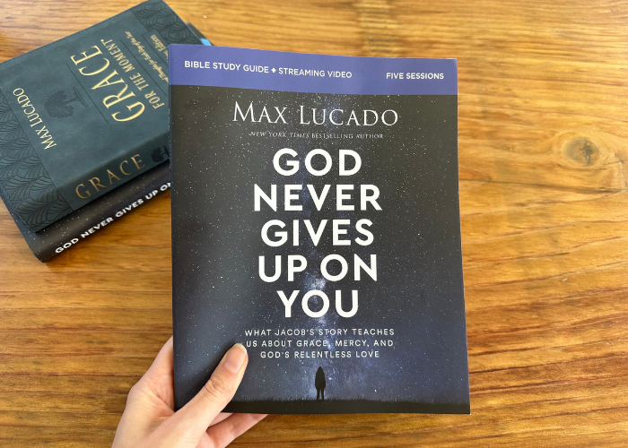 God Never Gives Up On You Study Guide + Book + Journal Bundle